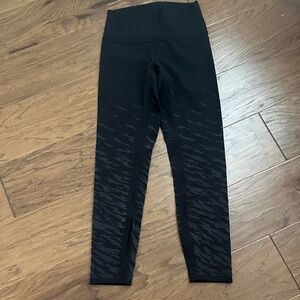 NWOT LULULEMON Sz 6 WUNDER UNDER HR Black Leggings W detail on leg 25”Luxtreme
